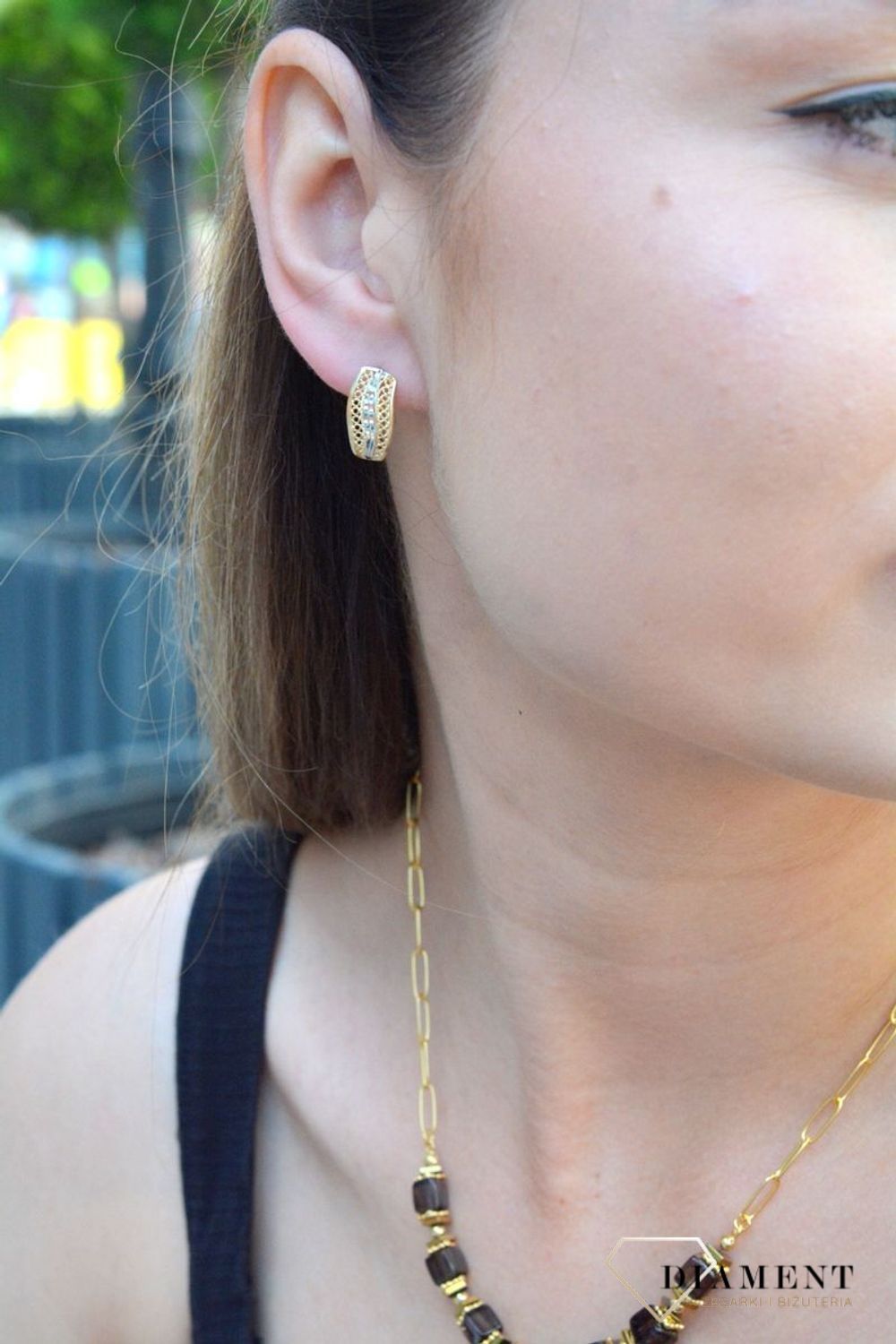 Złote kolczyki pr 333 ażurowe z angielskim zapięciem KL 6198 333. Eleganckie, złote kolczyki ażurowe z dodatkiem białego złota wykonane z próby złota 333 o wadze około 2,38 g oraz długości około 1,5 cm. Kol.jpg